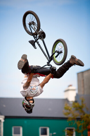 BMX frīstails ir bīstams, šovasar Ventspilī viens puisis zaudēja dzīvību, tomēr lietot bruņas sportisti negrasās – tas nesaskan ar sporta veida būtību.