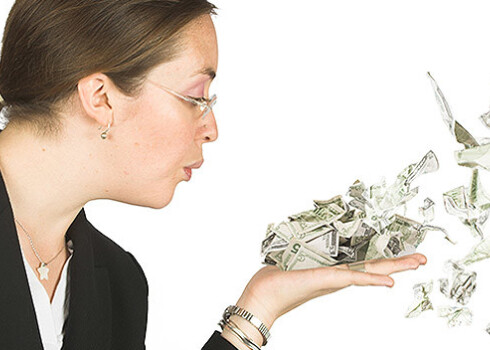 Ātros kredītus bieži vien ņem ļaudis, kuriem nav un nebūs naudas. Un tos viņiem arī izsniedz. Nav instances, kas uzrauga šo firmu darbību.