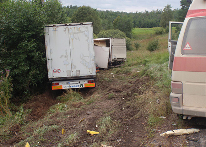 Kaunatas pagastā grāvī iebrauc divi kravas auto. FOTO