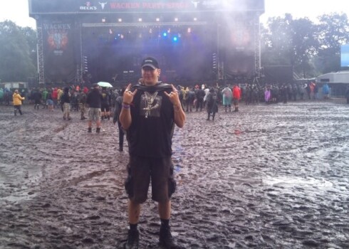 Ingars Gusāns netālu no Hamburgas notiekošajā metālmūzikas festivālā Wacken Open Air.