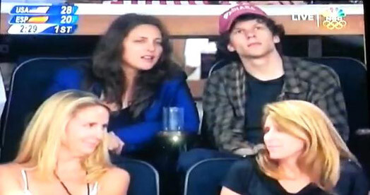 Актер Джесси Айзенберг с подругой на трибунах матча по баскетболу