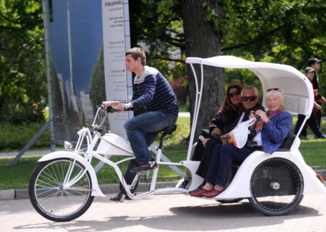 Rīgā ierobežos velorikšu darbību; pasažieriem būs jāpiesprādzējas