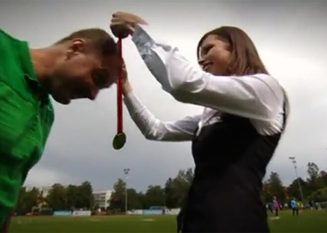 LMT zelta medaļa – Lauras Ikaunieces iedvesmotājam, trenerim Andim Austrupam. VIDEO