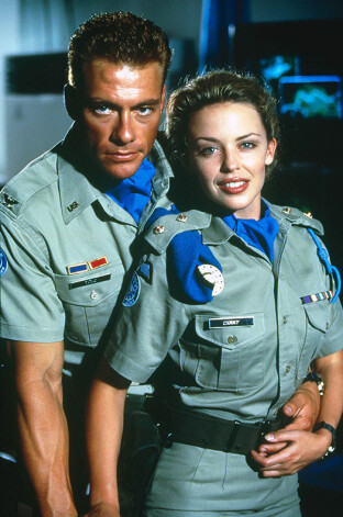 Жан-Клод Ван Дамм и Кайли Миноуг на съемках фильма «Уличный боец». Теперь актер утверждает, что между ними разгорелся «служебный роман»