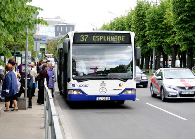 Rīgas svētku laikā sabiedriskais transports un pašvaldības stāvvietas - bez maksas