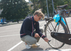 Aktieris Rihards Lepers, ierodoties un velo fotoorientēšanās sacensībām, konstatējis, ka viņam ir „mīkstais”, un ķērās pie riepas pumpēšanas.