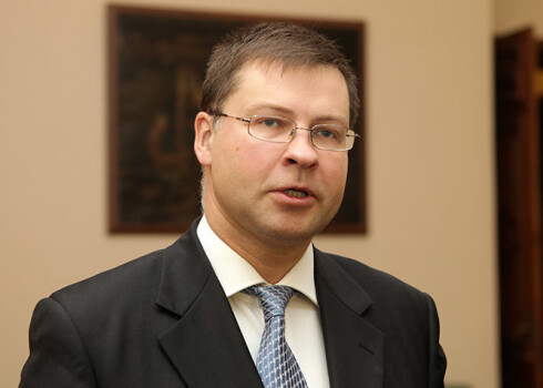 Dombrovskis atzina, ka vismaz daļēji tirgotāju apņemšanās samazināt cenas ir pildīta, tomēr atsevišķi tirgotāji un ražotāji PVN likmes izmaiņas izmantojuši kā iespēju amortizēt izmaksu pieaugumu.