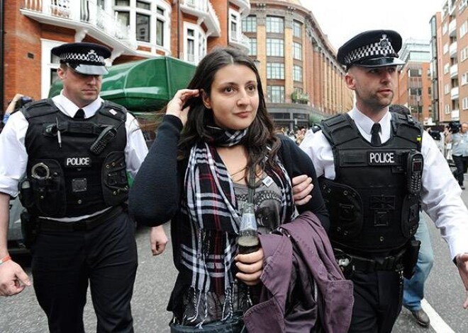 Džūljena Asanža atbalstītāju protesti pie Ekvadoras vēstniecības Londonā