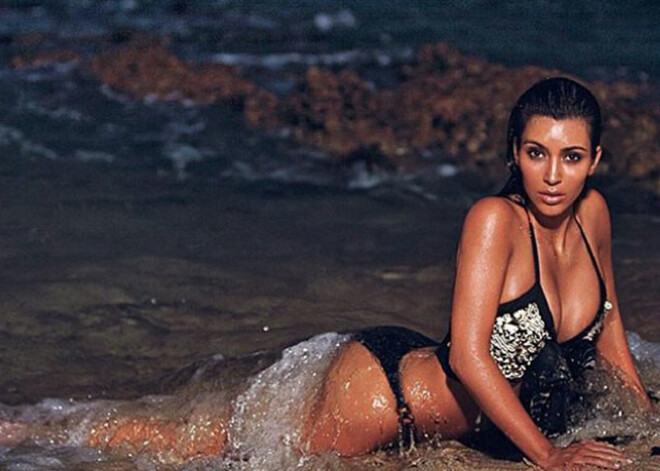 Ким Кардашьян демонстрирует фигуру на пляже