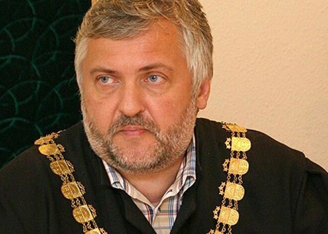 Судья Стразд, попавшийся на махинациях, решил уволиться