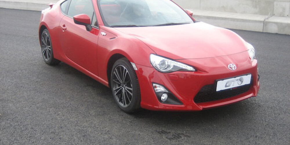 Toyota GT86 savu vietu zem saules dala ar savu klonēto dvīni Subaru BRZ.
