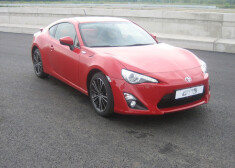 Toyota GT86 savu vietu zem saules dala ar savu klonēto dvīni Subaru BRZ.