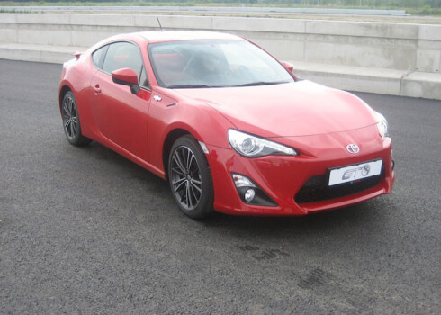 Toyota GT86 savu vietu zem saules dala ar savu klonēto dvīni Subaru BRZ.