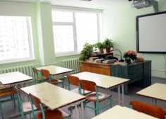 Jaunajiem pedagogiem ar darba stāžu līdz pieciem gadiem zemākās mēneša darba algas likme palielināsies no 245 latiem uz 270 latiem, bet pedagogiem ar darba stāžu lielāku par desmit gadiem zemākā mēneša alga par likmi būs 280 lati līdzšinējo 255 latu vietā.