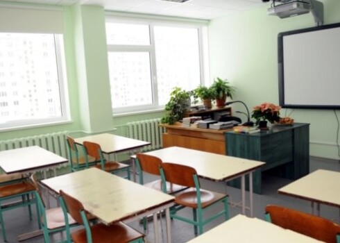 Jaunajiem pedagogiem ar darba stāžu līdz pieciem gadiem zemākās mēneša darba algas likme palielināsies no 245 latiem uz 270 latiem, bet pedagogiem ar darba stāžu lielāku par desmit gadiem zemākā mēneša alga par likmi būs 280 lati līdzšinējo 255 latu vietā.