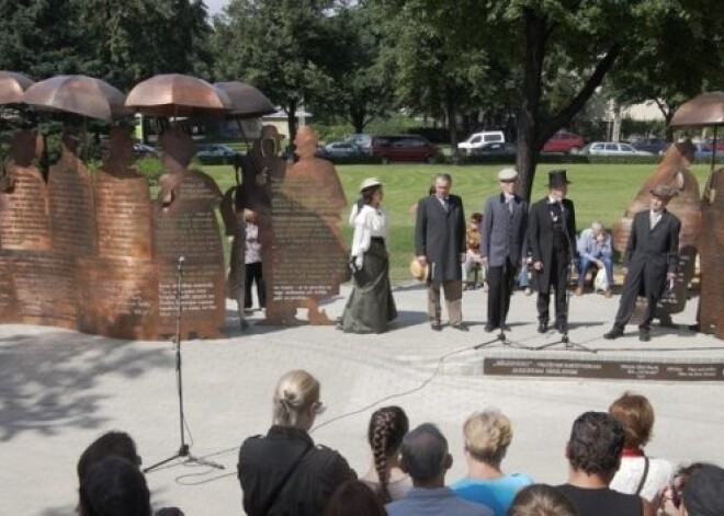 Rīgas svētku laikā atklāj skulptūru „Rīdzinieki”