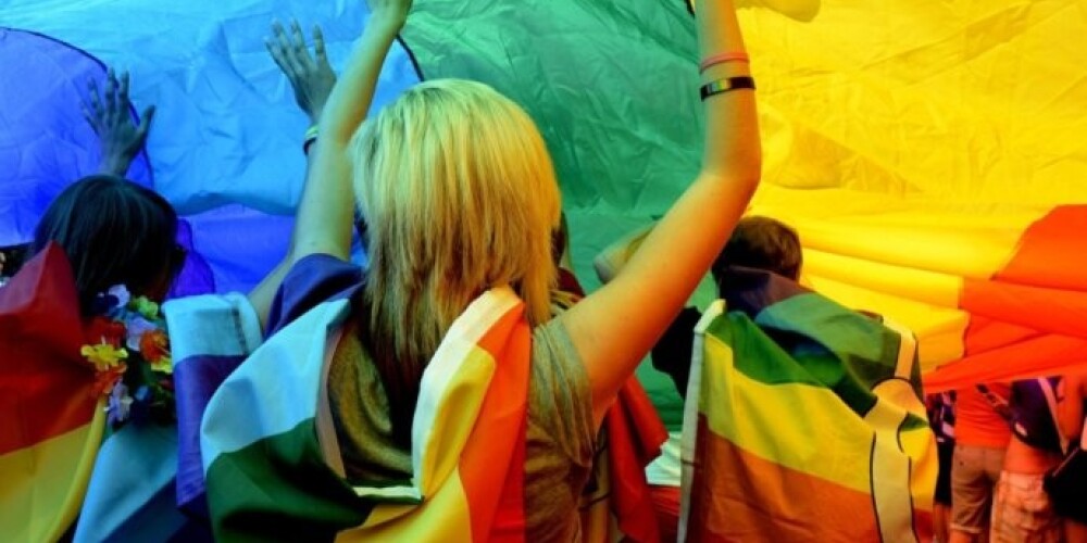 Prāgas geju praidā piedalās tūkstošiem cilvēku. FOTO