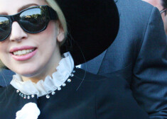 Леди Гага, которая 23 августа выступит в Межапарке, за день до концерта прибыла в Ригу