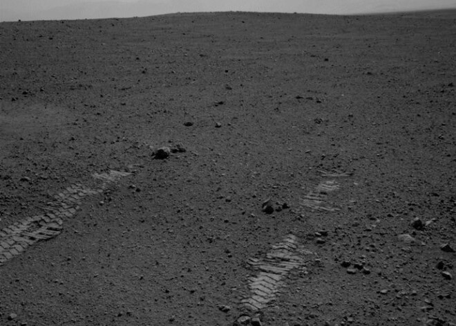 Marsa izpētes robots "Curiosity" veicis pirmo izmēģinājuma braucienu. FOTO