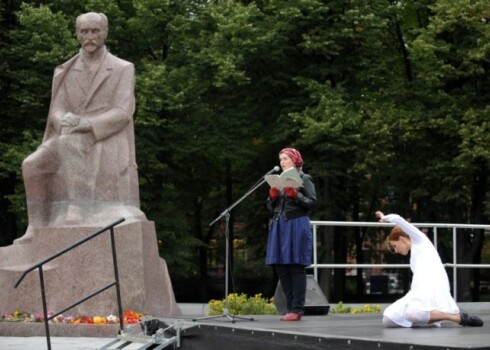Dzejniece Andra Manfelde (no kreisās) Dzejas dienu balvas pasniegšanā 2008. gadā Esplanādē pie Raiņa pieminekļa.