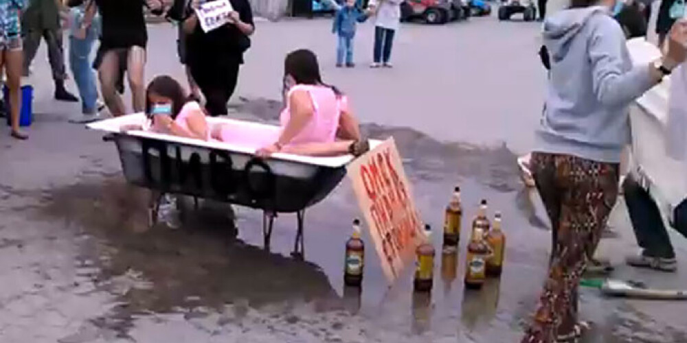Krievijas atturībnieki peldina meitenes alus vannā. VIDEO