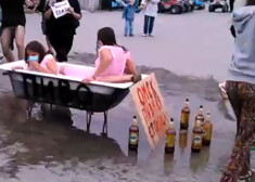 Krievijas atturībnieki peldina meitenes alus vannā. VIDEO