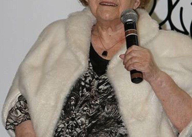 Satraukta, tomēr ļoti priecīga leģendārā aktrise Vera Singajevska bija savas atmiņu grāmatas „Mans mūžs” atklāšanā.