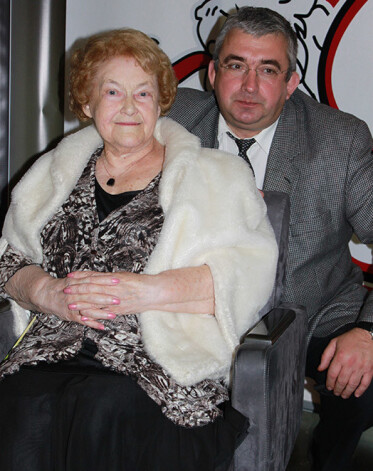 Arī 89 gadu vecumā Vera Singajevska ir īsta dāma. Ar lakotiem rozā nagiem un elegantu apmetni viņa kā karaliene kopā ar dēlu aktieri Gundaru Āboliņu priecājās par sirsnīgo grāmatas prezentāciju.