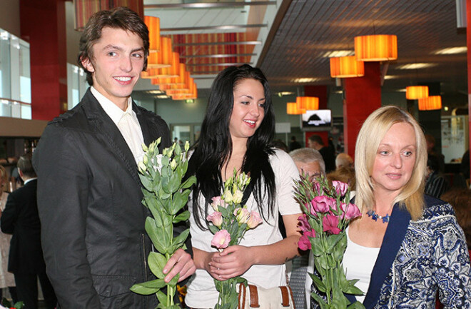 Sveicēju vidū bija arī leģendārās aktrises mazbērni – dvīņi Tālis Āboliņš un Anna Āboliņa.