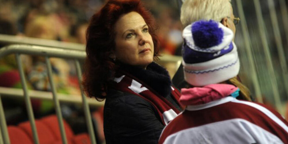 Спикер Сейма Солвита Аболтиня часто посещает хоккейные матчи и является активной спортивной болельщицей. Но в этот раз ее радость от победы «Динамо Рига» испортило поведение хоккейных фанатов.