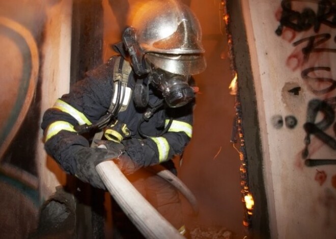 Ikšķilē izglābj 4 cilvēkus no dzīvokļa, kam aizdedzinātas durvis