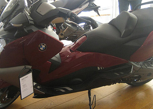 Improvizētā prezentācijā žurnālisti tika iepazīstināti ar BMW C 600 Sport un C 650 GT.