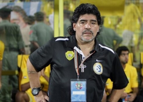 Djego Maradona tomēr nepametīs saulainos Apvienoto Arābu Emirātu krastus.