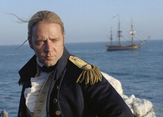 Rasels Krovs pieredzējuša jūras vilka lomā filmā "Uz pasaules malu" ("Master And Commander").