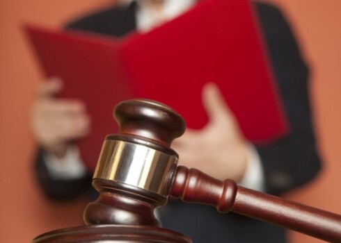 Хитрым дельцам удалось обойти закон и, манипулируя на аукционе, купить имущество в десять раз дешевле