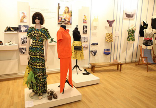 Jūrmalas muzejā var uzzināt, kā tērpušās savulaik uz Rīgas jūrmalas kūrvietām devās mūsu mātes, omītes un vecvecmāmiņas.