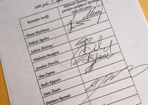 Viņa skaidri zinot, ka parakstītos komisijas protokolus nekad nav labojusi un nav mainījusi to tekstu. Dažkārt esot labojusi acīmredzamas kļūdas komisijas konsultantes rakstītajā protokola melnrakstā, - tā tiesā izteicās Muižniece.