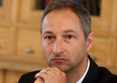 Ministrs pauda viedokli, ka privilēģijas pienāktos tiem, kas spēj uzņemties atbildību, nevis nereģistrētām pāra attiecībām.
