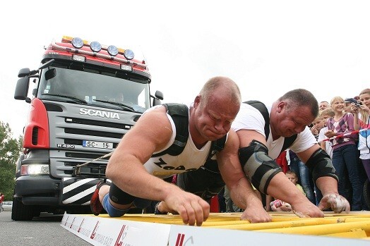 Uzstādot pasaules rekordu, brāļi Kazeļņiki pūta un elsa.