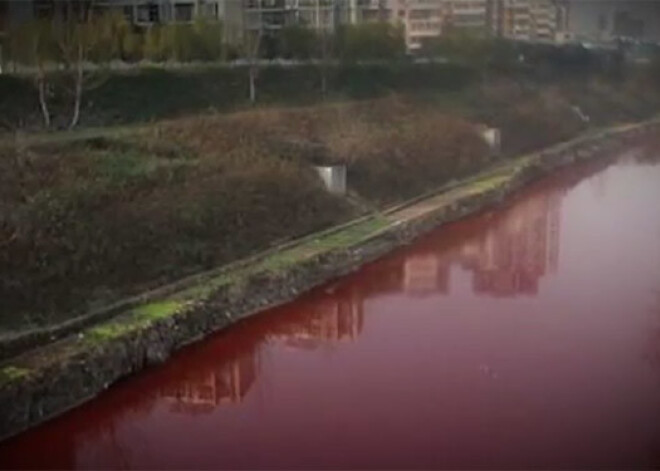 Pārsteidzošs skats: Jandzi upes ūdeņi koši sarkanā krāsā. FOTO. VIDEO