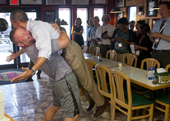 Obama noķerts un netiek laists vaļā. FOTO