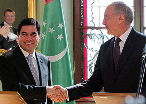 Skandāls Melngalvju namā! Prezidents Bērziņš Turkmenistānu sajauc ar Turciju