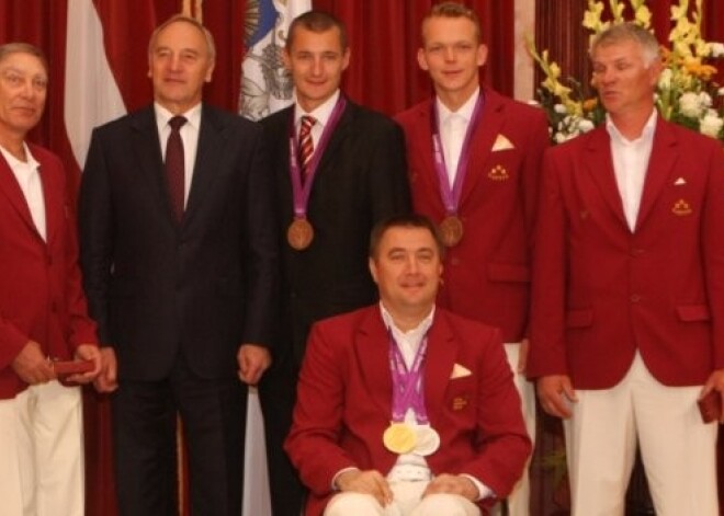 Bērziņš un Āboltiņa sveic Latvijas olimpiešus. FOTO