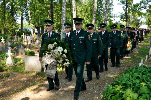 Nelaimes gadījumā nogalinātais robežsargs Oskars Vilciņš pēdējo atdusas vietu radis Malnavas kapos.