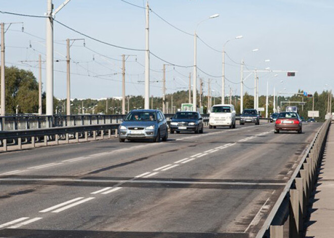 Atjaunota satiksme uz tilta pār Mīlgrāvi. FOTO