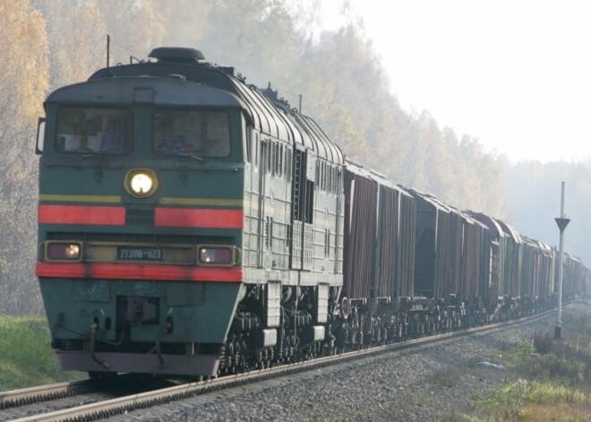 Līvānos vilciens sabraucis uz sliedēm sēdošu 22 gadus vecu jaunieti