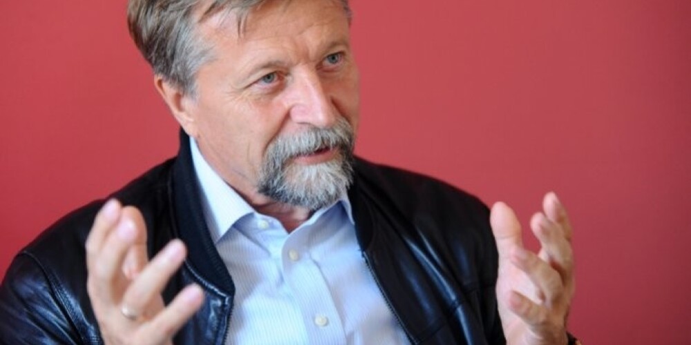 Pieredzējušais politiķis Jānis Dinevičs norāda, ka tobrīd valdīja eiforisks uzskats, ka Latvijā gandrīz vai katrs būs ne darba ņēmējs, bet darba devējs. Ka katram būs kaut vai neliels veikaliņš, ka viņš būs īpašnieks, saimnieks. Taču pasaulē tā nenotiek.