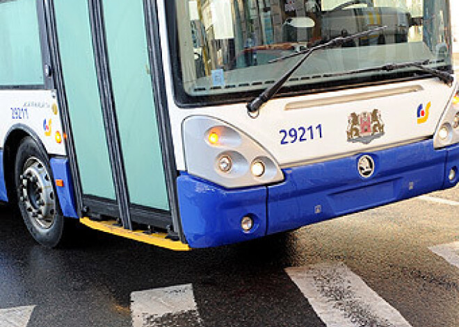 Rīgā trolejbuss nobraucis gājēju