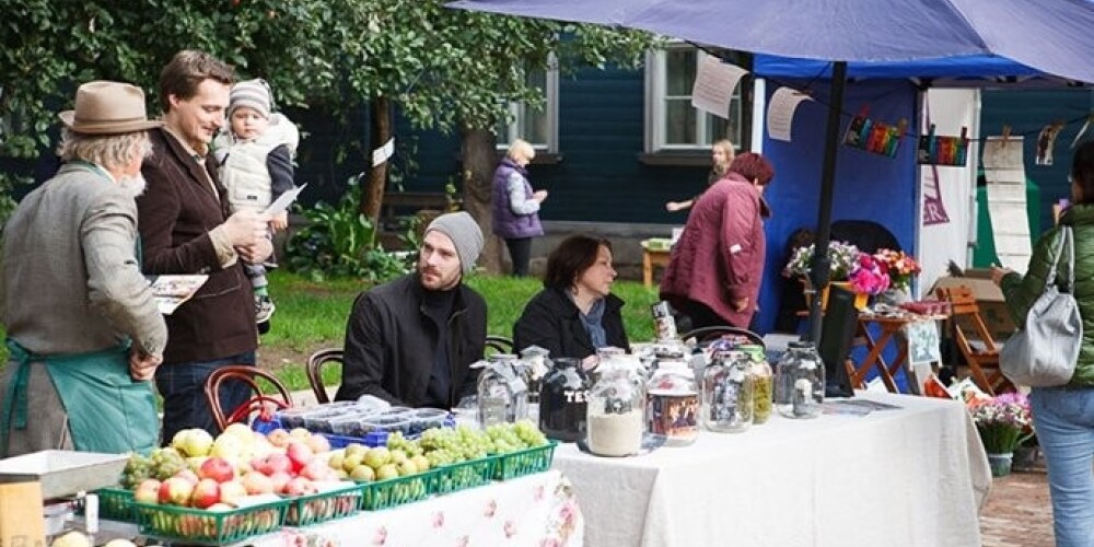 Nacionālā teātra aktieri sestdien piedalījās Kalnciema ielas tirdziņā, tirgojot biļetes uz izrādēm.