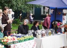Nacionālā teātra aktieri sestdien piedalījās Kalnciema ielas tirdziņā, tirgojot biļetes uz izrādēm.
